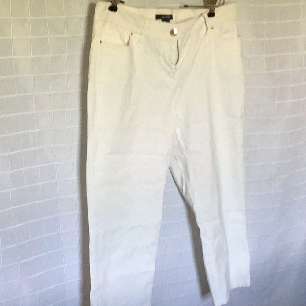 Alfani size 8, white stretch capris